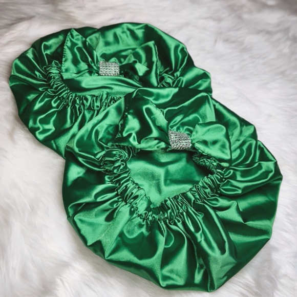 Satin custom made bonnets - Picture 3 of 4